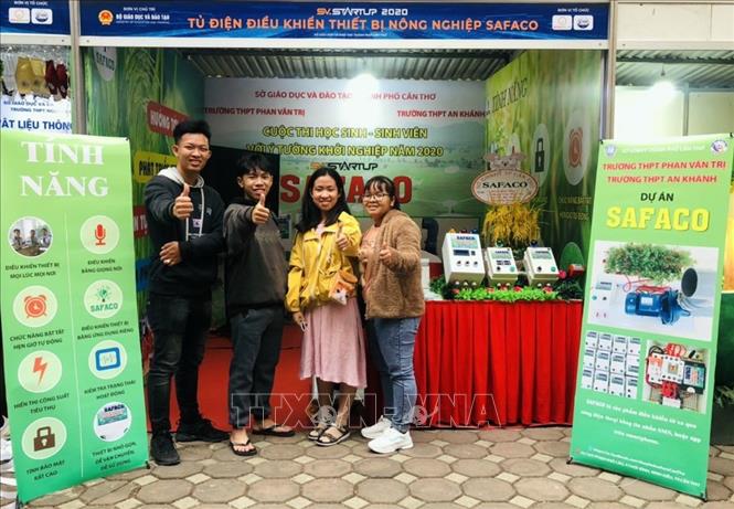 Trong ảnh: Nhóm tác giả và mô hình trưng bày tại Cuộc thi SV-STARTUP 2020. Ảnh: TTXVN phát