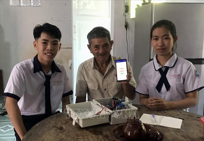 Trong ảnh: Nhóm tác giả giới thiệu sản phẩm đến tận nhà nông dân. Ảnh: TTXVN phát