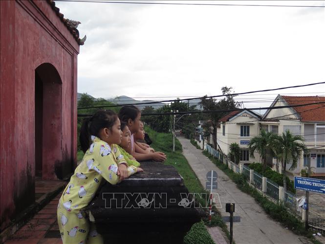 Cửa Đông thành cổ Diên Khánh được các em nhỏ trong khu vực chọn là điểm đến tham quan, học tập về các kiến thức lịch sử của địa phương. Ảnh: Phan Sáu -TTXVN
