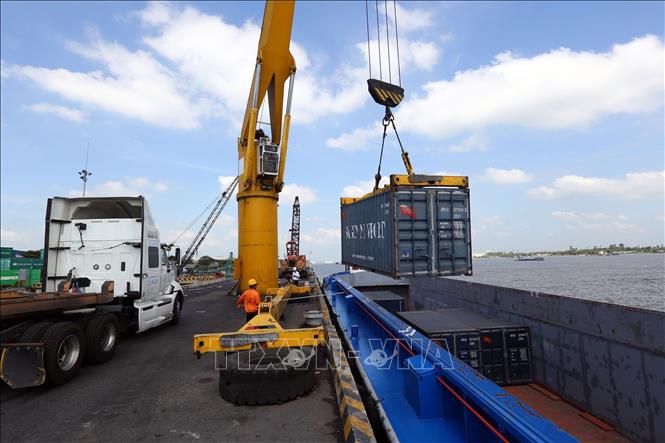 Trong ảnh: Bốc xếp hàng hóa tại cảng Tân Cảng - Thốt Nốt. Ảnh: TTXVN