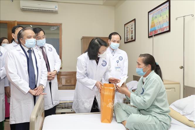 Trong ảnh: Phó Chủ tịch nước Đặng Thị Ngọc Thịnh thăm hỏi, động viên, tặng quà cho bệnh nhân đang điều trị tại Bệnh viện Nội tiết Trung ương. Ảnh: Minh Quyết - TTXVN