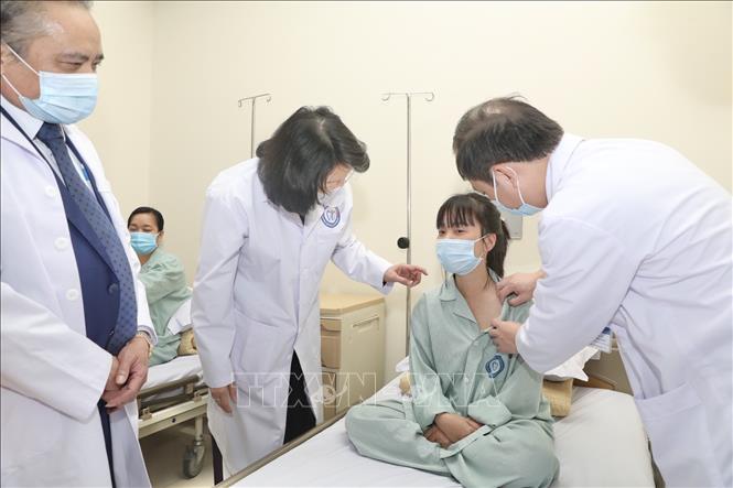Trong ảnh: Phó Chủ tịch nước Đặng Thị Ngọc Thịnh thăm hỏi, động viên, tặng quà cho bệnh nhân đang điều trị tại Bệnh viện Nội tiết Trung ương. Ảnh: Minh Quyết - TTXVN