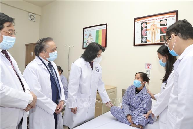 Trong ảnh: Phó Chủ tịch nước Đặng Thị Ngọc Thịnh thăm hỏi, động viên, tặng quà cho bệnh nhân đang điều trị tại Bệnh viện Nội tiết Trung ương. Ảnh: Minh Quyết - TTXVN