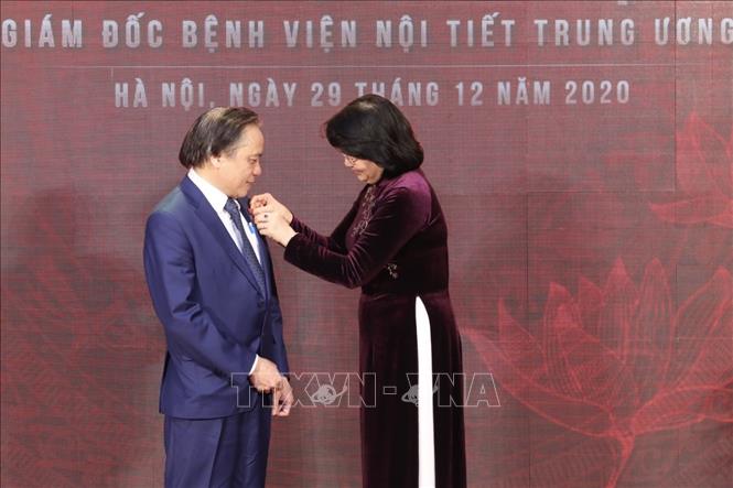 Trong ảnh: Thừa uỷ quyền của Chủ tịch nước, Phó Chủ tịch nước Đặng Thị Ngọc Thịnh trao danh hiệu Anh hùng Lao động thời kỳ đổi mới cho PGS.TS, Thầy thuốc nhân dân Trần Ngọc Lương, Giám đốc Bệnh viện Nội tiết Trung ương. Ảnh: Minh Quyết - TTXVN