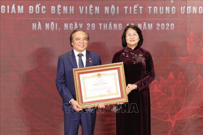 Trong ảnh: Thừa uỷ quyền của Chủ tịch nước, Phó Chủ tịch nước Đặng Thị Ngọc Thịnh trao danh hiệu Anh hùng Lao động thời kỳ đổi mới cho PGS.TS, Thầy thuốc nhân dân Trần Ngọc Lương, Giám đốc Bệnh viện Nội tiết Trung ương. Ảnh: Minh Quyết - TTXVN
