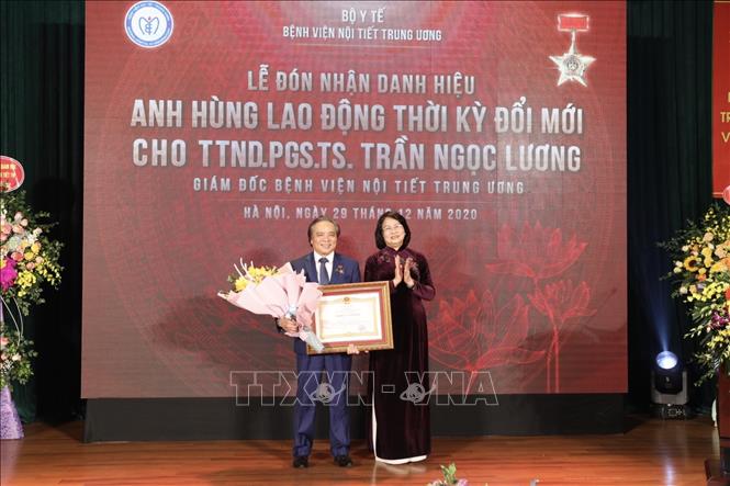 Trong ảnh: Thừa uỷ quyền của Chủ tịch nước, Phó Chủ tịch nước Đặng Thị Ngọc Thịnh trao danh hiệu Anh hùng Lao động thời kỳ đổi mới cho PGS.TS, Thầy thuốc nhân dân Trần Ngọc Lương, Giám đốc Bệnh viện Nội tiết Trung ương. Ảnh: Minh Quyết - TTXVN