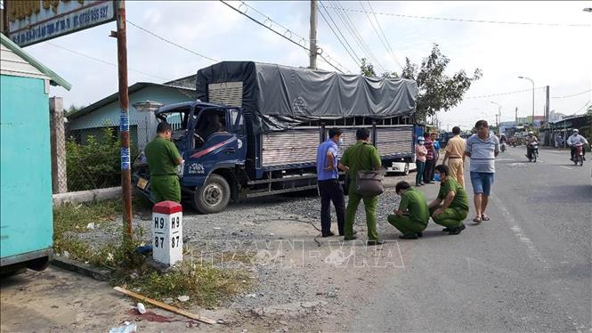 Trong ảnh: Lực lượng chức năng khẩn trương điều tra nguyên nhân dẫn đến vụ tai nạn. Ảnh: Minh Trí-TTXVN