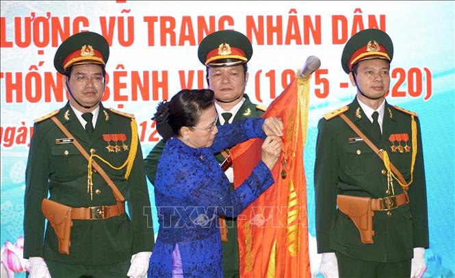 Trong ảnh: Chủ tịch Quốc hội Nguyễn Thị Kim Ngân tặng danh hiệu Anh hùng Lực lượng vũ trang nhân dân cho Bệnh viện Quân y 175. Ảnh: Xuân Khu-TTXVN