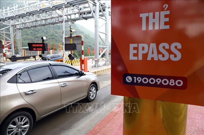 Trong ảnh: Thẻ ePass giúp lái xe ô tô lưu thông qua làn thu phí tự động, kích hoạt miễn phí tại trung tâm đăng kiểm, thanh toán trực tiếp khi lưu thông qua trạm bằng tài khoản ViettelPay. Ảnh: Huy Hùng - TTXVN