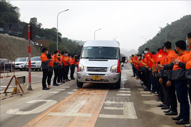 Trong ảnh: Đoàn xe dán thẻ ePass đi qua trạm thu phí đường bộ Km17+100 đường Hòa Lạc- Hòa Bình. Ảnh: Huy Hùng - TTXVN