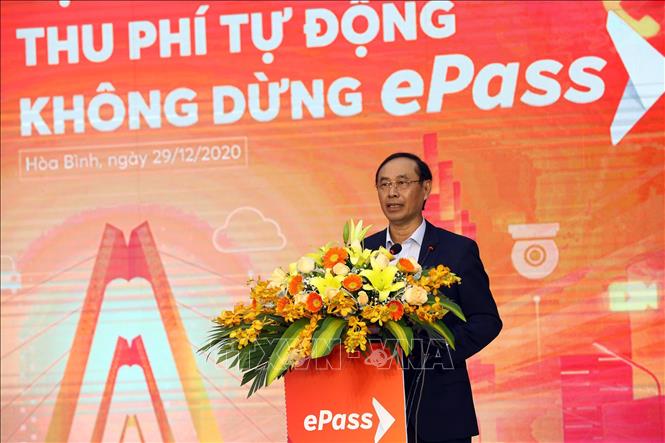 Trong ảnh: Thứ trưởng Bộ GTVT Lê Đình Thọ phát lệnh khai trương hệ thống thu phí tự động không dừng ePass. Ảnh: Huy Hùng - TTXVN