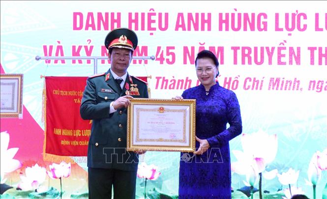 Trong ảnh:  Ủy viên Bộ Chính trị, Chủ tịch Quốc hội Nguyễn Thị Kim Ngân trao Huân chương Lao động hạng Nhất của Chủ tịch nước tặng cho Thiếu tướng, Thầy thuốc nhân dân Nguyễn Hồng Sơn, Giám đốc Bệnh  viện Quân y 175. Ảnh: Xuân Khu-TTXVN