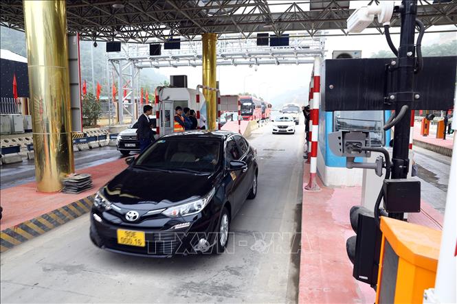 Trong ảnh: Theo ước tính, sử dụng hệ thống thu phí không dừng ePass, người tham gia giao thông giảm thời gian đi qua trạm thu phí khoảng 60 lần so với thu phí bằng cách soát vé thủ công. Ảnh: Huy Hùng - TTXVN