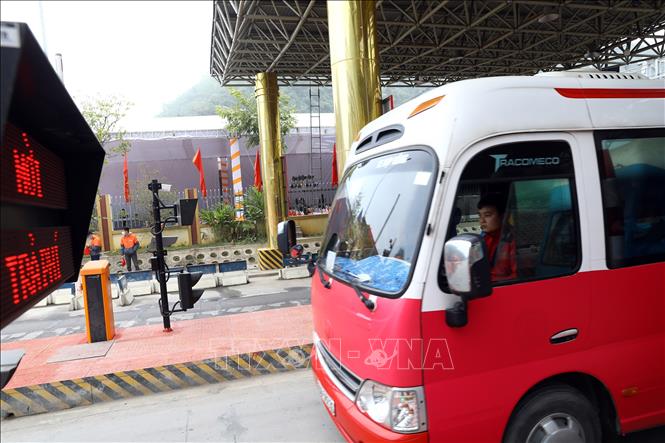Trong ảnh: Xe đã dán thẻ ePass đi qua làn thu phí tự động không dừng của trạm thu phí đường bộ Km17+100 đường Hòa Lạc- Hòa Bình.  Ảnh: Huy Hùng - TTXVN