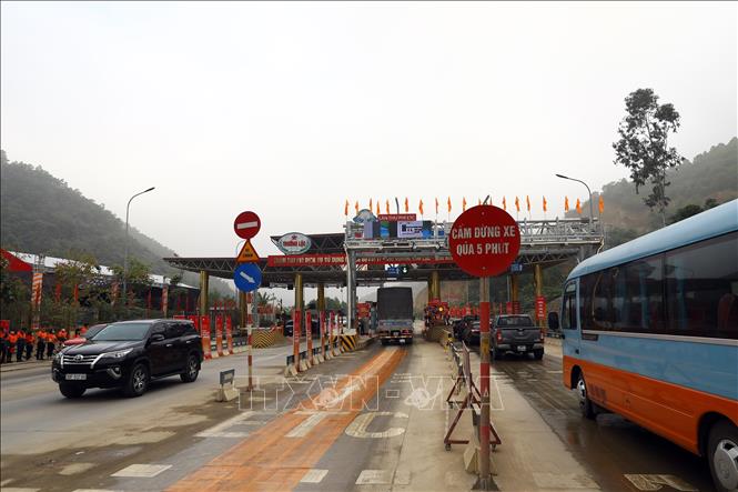 Trong ảnh: Hệ thống thu phí tự động không dừng ePass của Công ty CP Giao thông số Việt Nam được triển khai tại 35 trạm thu phí trên toàn quốc. Ảnh: Huy Hùng - TTXVN