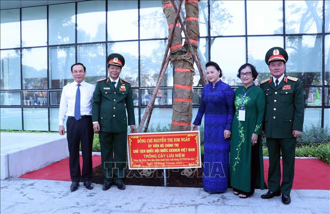 Trong ảnh:  Chủ tịch Quốc hội Nguyễn Thị Kim Ngân trồng cây lưu niệm tại Bệnh viện Quân y 175 Ảnh: Xuân Khu-TTXVN.