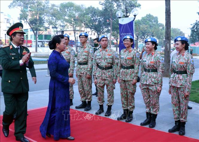 Trong ảnh: Chủ tịch Quốc hội Nguyễn Thị Kim Ngân thăm hỏi cán bộ, chiến sỹ Bệnh viện dã chiến 2.3 thuộc Lực lượng gìn giữ hòa bình . Ảnh: Xuân Khu-TTXVN.