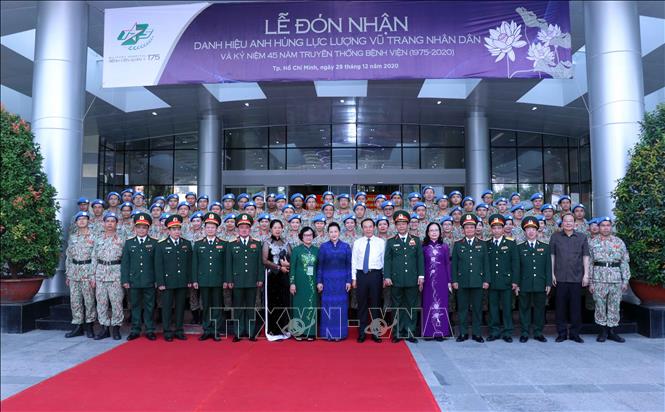 Trong ảnh:  Chủ tịch Quốc hội Nguyễn Thị Kim Ngân chụp ảnh lưu niệm cùng cán bộ, chiến sỹ Bệnh viện Quân y 175 . Ảnh: Xuân Khu-TTXVN.