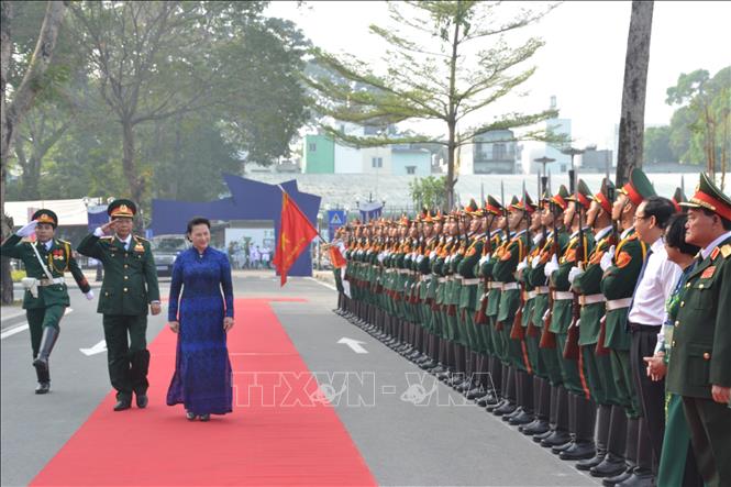 Trong ảnh: Chủ tịch Quốc hội Nguyễn Thị Kim Ngân duyệt đội danh dự tại 
Lễ kỷ niệm 45 năm Ngày truyền thống và đón nhận danh hiệu Anh hùng lực lượng vũ trang nhân dân Bệnh viện Quân y 175. Ảnh: Xuân Khu-TTXVN