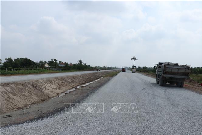 Trong ảnh: Dự án Đường vành đai TP. Tân An khi xây dựng hoàn thành sẽ góp phần thúc đẩy sự phát triển kinh tế- xã hội của địa phương, giải tỏa áp lực giao thông cho nhiều tuyến đường trên địa bàn. Ảnh: Bùi Giang - TTXVN