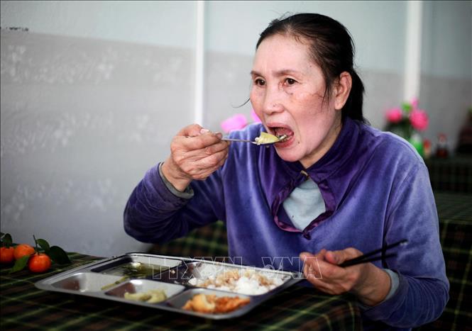 Trong ảnh: Người dân có hoàn cảnh khó khăn đến ăn cơm miễn phí tại Nhà ăn không đồng Nhất Tâm. Ảnh: Lê Ngọc Phước-TTXVN
