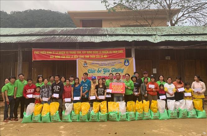 Trong ảnh: Trường THCS Trưng Vương trao quà cho người dân xã Trà Leng, huyện Nam Trà My, tỉnh Quảng Nam. Ảnh: TTXVN phát