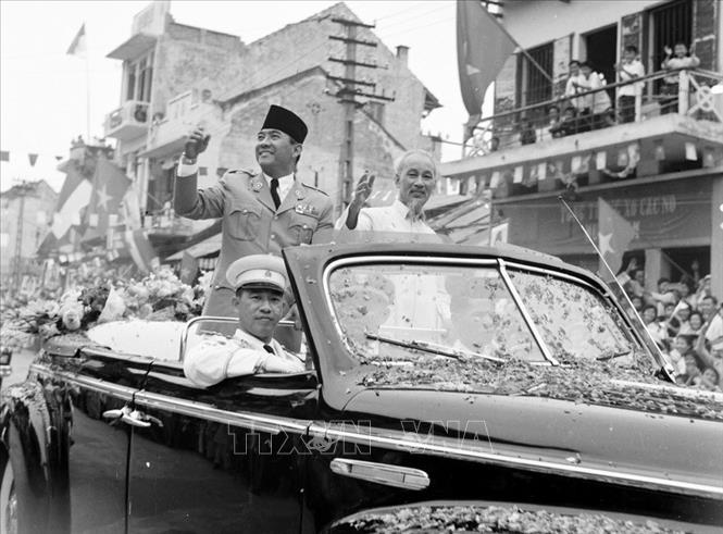 Trong ảnh: Nhân dân Thủ đô Hà Nội nồng nhiệt chào đón Tổng thống Tổng thống Indonesia Sukarno và Chủ tịch Hồ Chí Minh trong chuyến thăm hữu nghị Việt Nam ngày 24/6/1959. Ảnh: TTXVN