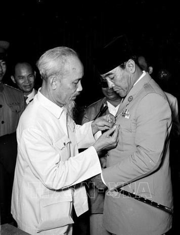 Trong ảnh: Chủ tịch Hồ Chí Minh tặng Tổng thống Indonesia Sukarno huy hiệu Chiến sĩ Điện Biên Phủ trong chuyến thăm Việt Nam (25/6/1959). Ảnh: TTXVN
