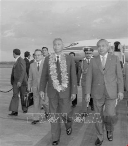 Trong ảnh: Tổng thống Suharto đón Thủ tướng Phạm Văn Đồng tại sân bay trong chuyến thăm hữu nghị chính thức Indonesia từ ngày 20-23/91978. Ảnh: Xuân Lâm  - TTXVN