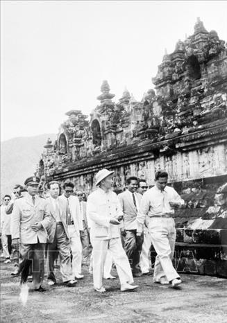 Trong ảnh: Chủ tịch Hồ Chí Minh thăm kiến trúc đình miếu tại Indonesia (18/3/1959). Ảnh: TTXVN phát