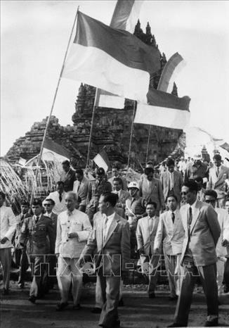 Trong ảnh: Chủ tịch Hồ Chí Minh thăm một số nơi của Indonesia (3/3/1959). Ảnh: TTXVN phát