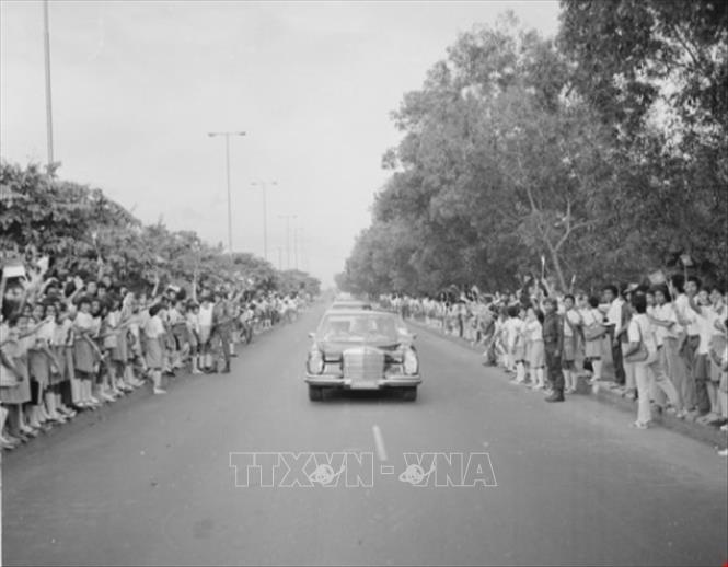 Trong ảnh: Nhân dân thủ đô Jakarta nồng nhiệt chào đón Thủ tướng Phạm Văn Đồng trong chuyến thăm hữu nghị chính thức Indonesia từ ngày 20-23/91978. Ảnh: Xuân Lâm  - TTXVN