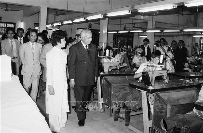 Trong ảnh: Tổng thống Indonesia Suharto thăm xí nghiệp may Chiến Thắng (Hà Nội) trong chuyến thăm Việt Nam (20/11/1990). Ảnh: Kim Hùng - TTXVN
