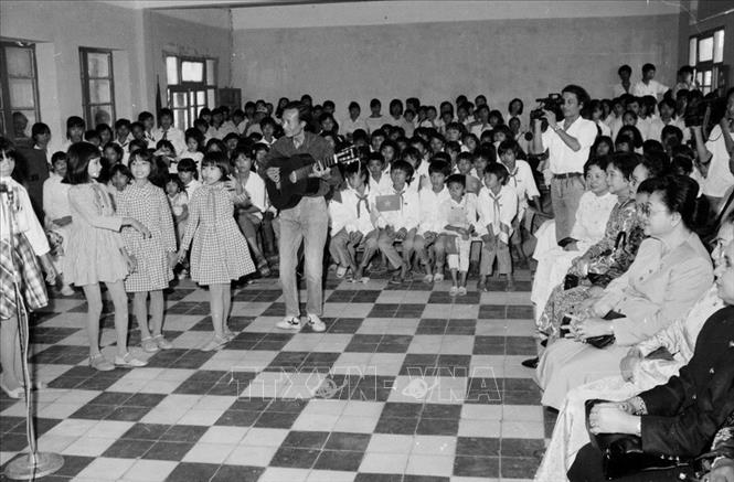 Trong ảnh: Phu nhân của Tổng thống Indonesia Suharto thăm trường trẻ em mồ côi Nguyễn Viết Xuân trong chuyến thăm Việt Nam (20/11/1990). Ảnh: Kim Hùng - TTXVN