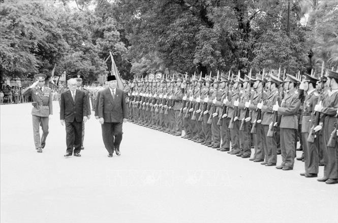 Trong ảnh: Chủ tịch Hội đồng Nhà nước Võ Chí Công và Tổng thống Indonesia Suharto duyệt đội danh dự quân đội nhân dân Việt Nam trong chuyến thăm Việt Nam ngày 19/11/1990. Ảnh: Minh Điền - TTXVN
