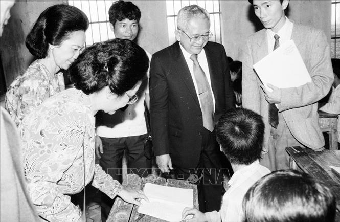Trong ảnh: Chủ tịch Hội đồng Hiệp thương nhân dân, Chủ tịch hội đồng đại biểu nhân dân Indones Mohamet Kharis Suhud và đoàn đại biểu Quốc hội Indonesia thăm lớp học tại xã Tân Quang, Văn Mỹ, Hải Hưng (5/5/1992). Ảnh: Xuân Tuân - TTXVN