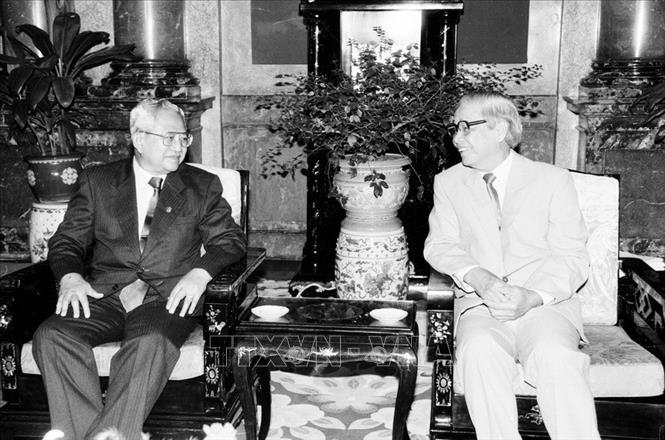 Trong ảnh: Chủ tịch Hội đồng đồng Bộ trưởng Võ Văn Kiệt tiếp đoàn đại biểu Quốc hội Indonesia do Chủ tịch Hội đồng Hiệp thương nhân dân, Chủ tịch hội đồng đại biểu nhân dân Indones Mohamet Kharis Suhud làm trưởng đoàn thăm Việt Nam (6/5/1992). Ảnh: Xuân Tuân - TTXVN