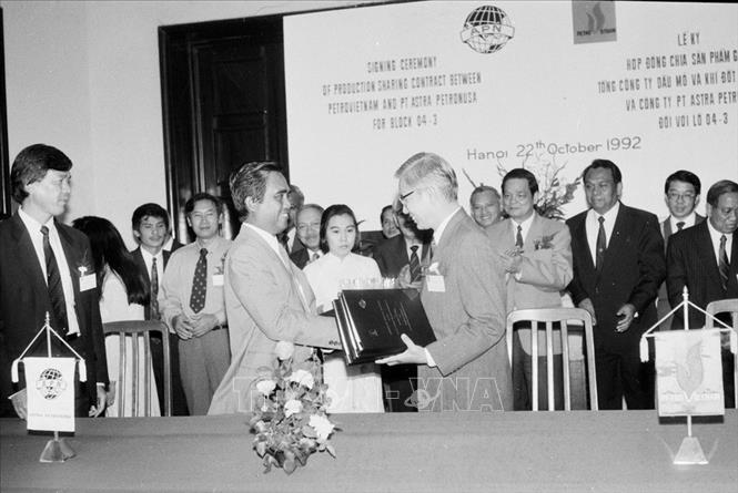 Trong ảnh: Lễ ký hợp đồng tìm kiếm, thăm dò và khai thác dầu khí giữa Tổng công ty dầu mỏ và khí đốt Việt Nam với Công ty P.T.Astra của Indonesia (22/10/1992). Ảnh: Hà Thái - TTXVN