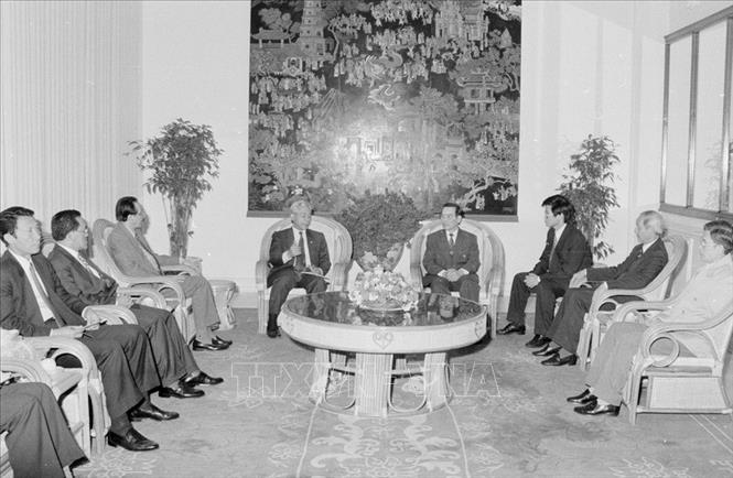 Trong ảnh: Phó Thủ tướng Phan Văn Khải tiếp Bộ trưởng Bộ Thương mại Indonesia Satrio Budihardjo Joedono sang Việt Nam dự Kỳ họp thứ 2 của Ủy ban hỗn hợp về hợp tác kinh tế, khoa học, kỹ thuật Việt Nam - Indonesia (23/3/1995). Ảnh: Kim Hùng - TTXVN