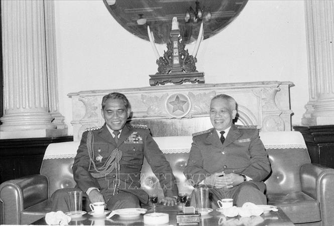 Trong ảnh: Đại tướng, Bộ trưởng Bộ Quốc phòng Văn Tiến Dũng tiếp Đại tướng, Tổng tư lệnh các lực lượng vũ trang Indonesia L.B.Modani thăm chính thức Việt Nam (13/2/1994). Ảnh: Hứa Kiểm - TTXVN