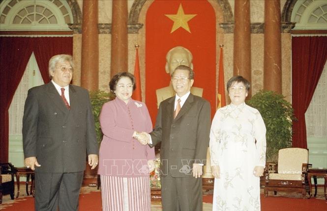 Trong ảnh: Chủ tịch nước Trần Đức Lương đón tiếp Tổng thống Indonesia Megawati Sukarnoputri thăm chính thức Việt Nam từ ngày 25 - 27/6/2003. Ảnh: Nguyễn Khang - TTXVN