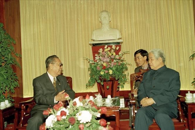 Trong ảnh: Tổng Bí thư Đỗ Mười tiếp thân mật ngài H.Oahono, Chủ tịch Quốc hội Indonesia, chủ tịch Liên minh Nghị viện Hiệp hội các nước Đông Nam Á (10/12/1996). Ảnh: Xuân Tuân - TTXVN