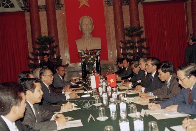 Trong ảnh: Chủ tịch Quốc hội Nông Đức Mạnh hội đàm với Chủ tịch Quốc hội Indonesia H.Oahono (9/12/1996). Ảnh: Xuân Tuân - TTXVn