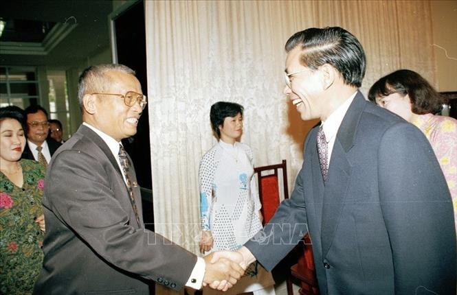 Trong ảnh: Chủ tịch Quốc hội Nông Đức Mạnh tiếp đoàn đại biểu Ủy ban hợp tác Liên nghị viện Quốc hội Indonesia do ngài TJokong Tarigan Sibero, phó Chủ nhiệm Ủy ban Đối ngoại an ninh và quốc phòng làm trưởng đoàn (5/8/1997). Ảnh: Xuân Tuân  - TTXVN