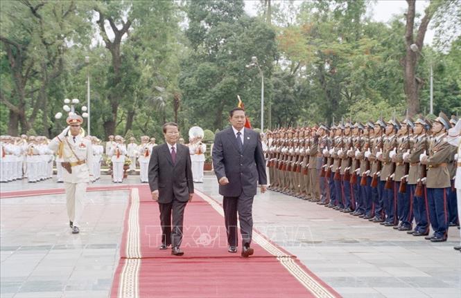 Trong ảnh: Chủ tịch nước Trần Đức Lương và Tổng thống Indonesia Susilo Bambang Yudhoyono duyệt đội danh dự tại Lễ đón ở Phủ Chủ tịch(30/5/2005). Ảnh: TTXVN