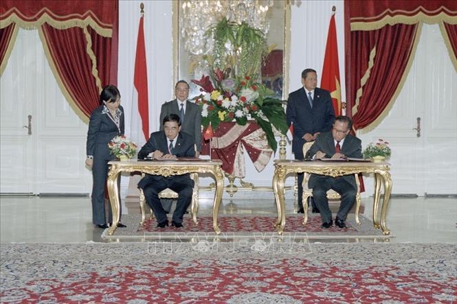Trong ảnh: Thủ tướng Phan Văn Khải và Tổng thống Indonesia Susilo Bambang Yudhoyono chứng kiến lễ ký thỏa thuận về hợp tác du lịch giữa hai nước tại thủ đô Jakarta (22/2/2006,). Ảnh: TTXVN
