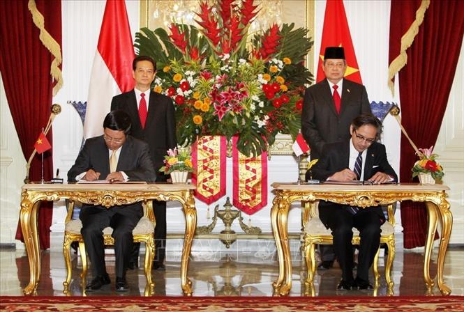 Trong ảnh: Thủ tướng Nguyễn Tấn Dũng và Tổng thống Indonesia Susilo Bambang Yudhoyono chứng kiến lễ ký các văn kiện hợp tác  Việt Nam - Indonesia. Ảnh: Đức Tám – TTXVN

