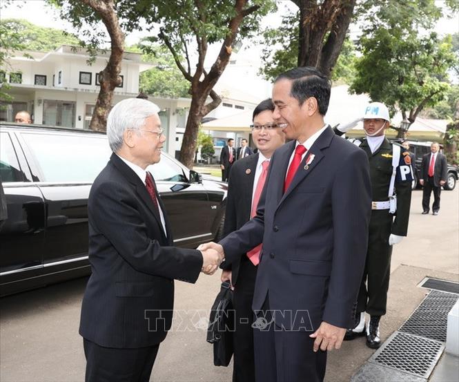Trong ảnh: Tổng thống Indonesia Joko Widodo đón Tổng Bí thư Nguyễn Phú Trọng thăm chính thức Cộng hòa Indonesia từ 22-24/8/2017. Ảnh: Trí Dũng – TTXVN