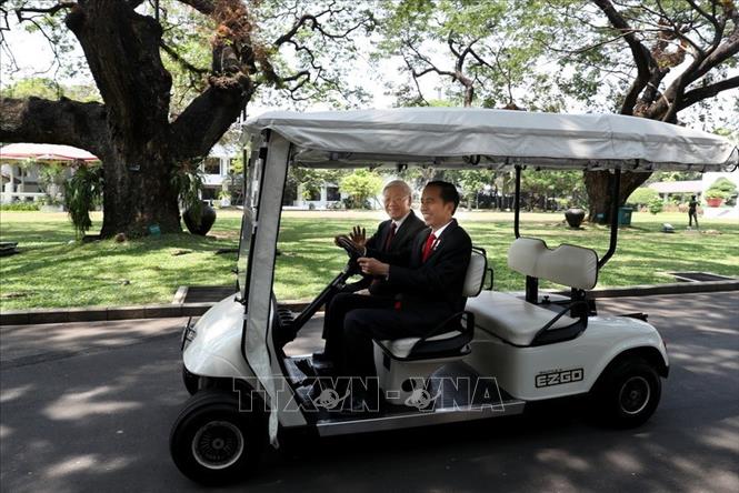 Trong ảnh: Tổng thống Indonesia Joko Widodo tự lái xe đón Tổng Bí thư Nguyễn Phú Trọng trong chuyến thăm chính thức Cộng hòa Indonesia từ 22-24/8/2017. Ảnh: Trí Dũng – TTXVN