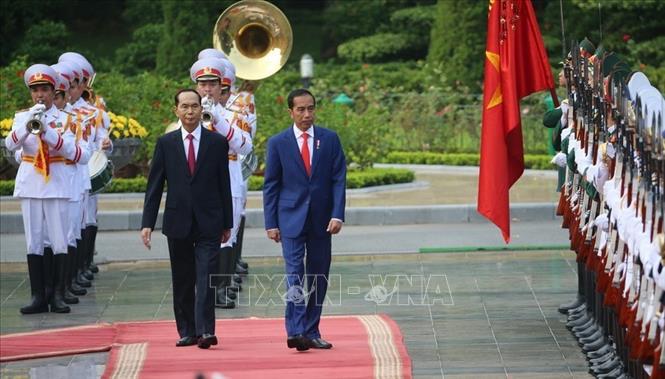 Trong ảnh: Chủ tịch nước Trần Đại Quang và Tổng thống Indonesia Joko Widodo duyệt đội danh dự quân đội Nhân dân Việt Nam trong chuyến thăm cấp Nhà nước Việt Nam 
(11/9/2018). Ảnh: Dương Giang – TTXVN